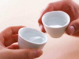 白酒可以用來(lái)烹飪？別用白酒代替料酒了！