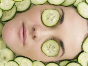 貼黃瓜片對皮膚有哪些好處？黃瓜面膜的制作方法
