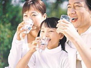 不喝過(guò)夜水,白開(kāi)水要沸騰三分鐘,燒水杜絕重復(fù)煮沸