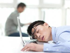 經(jīng)常打瞌睡是怎么回事?經(jīng)常打瞌睡該怎么辦