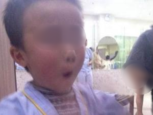 �K��ˮ����ԡ���B�ĺ�ͯ�u������Óѝ����¶�β��ҳɞ鱳��(�D)