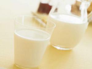 哺乳期喝什么牛奶？哺乳期能喝牛奶嗎