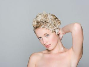 怎樣防止洗頭時掉發(fā)？月經(jīng)期間可以洗頭嗎