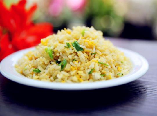 蛋炒飯做出來(lái)黏乎乎是怎么回事?蛋炒飯一定要用過夜的米飯嗎