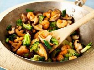 炒菜最好加熱水-炒菜什么時候放鹽？