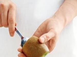 獼猴桃怎么去皮？獼猴桃去皮方法，獼猴桃去皮妙招