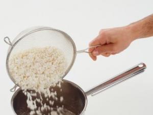 做大米飯怎樣淘米才正確？淘米煮飯最常見的誤區