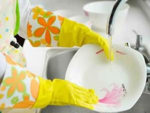 洗餐具省水小竅門:先擦后洗省水潔餐具