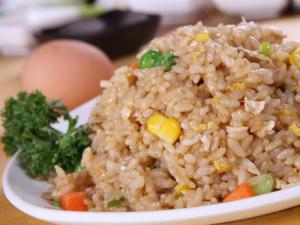 醬油炒飯?jiān)趺醋觯酷u油炒飯的做法