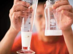 嬰兒吃奶量多少合適？剛出生的寶寶吃什么奶粉