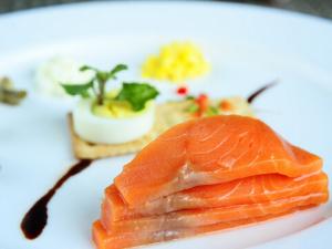 生吃三文魚?警惕食物中毒