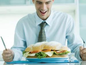 吃太飽有哪些危害:吃得太飽易得十種病