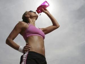 常喝運動飲料好嗎？不運動時別喝運動飲料