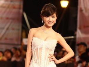 翁滋蔓個人資料圖片,翁滋蔓爆乳主持金鐘獎