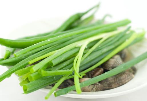 炒菜時怎樣利用蔥調(diào)味？做菜如何放蔥的小竅門