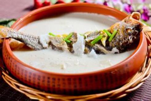 如何燉出奶白色的魚湯？怎樣燉魚湯味道更鮮