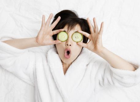 黃瓜敷臉美容護(hù)膚小知識(shí):胡蘿卜黃瓜可美白除皺