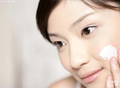 女性應預防化妝品導致的皮膚過敏反應，寒冷冬季日常護理很重要