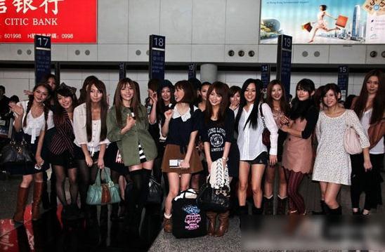 蒼井空(蒼老師)個人資料圖片微博，蒼井空攜眾日本知名女優現身北京機場