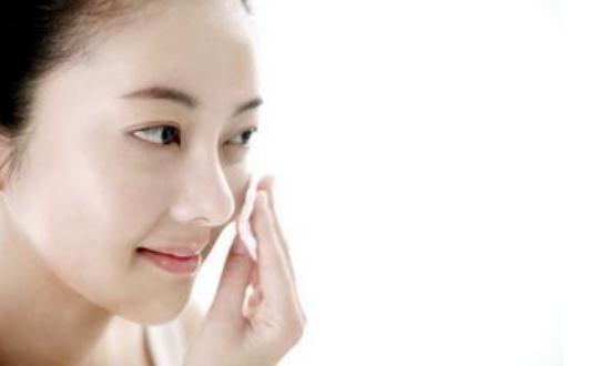 化妝棉和爽膚水如何搭配使用？