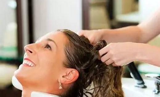 怎么洗發(fā)頭發(fā)才不會(huì)掉？適度的沖洗