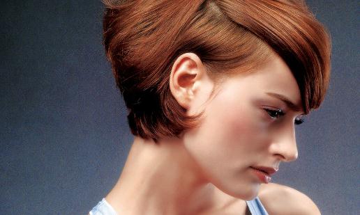 總按一種方式將頭發(fā)分區(qū)易長白發(fā)！