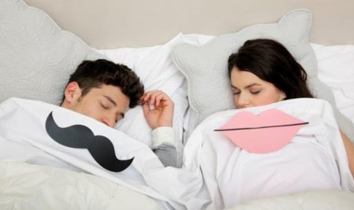 晚上面對面睡覺不利于健康