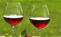 冬季喝葡萄酒有潤肺清燥等益處