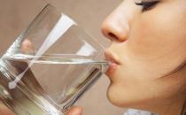上班族餐前一杯水 養生教你喝水小竅門