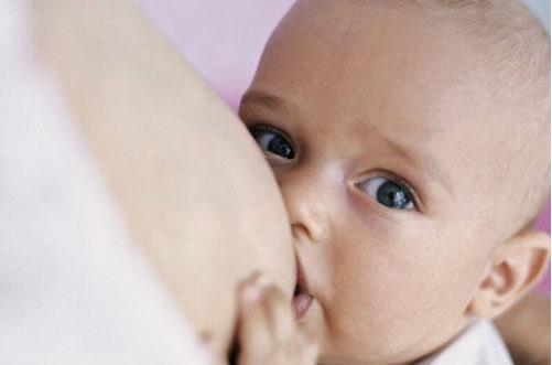 寶寶吃奶時咬人該怎么辦
