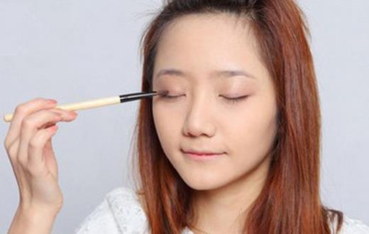 清爽活力的學生妝容 4招輕松打造