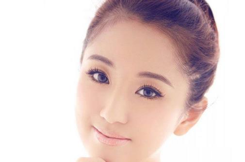 透明妝感和霧面妝容誰與爭鋒