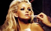 經(jīng)?；瘖y的女孩要仔細(xì)看