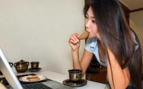 電腦美女月經(jīng)不調(diào)需要及時補肝