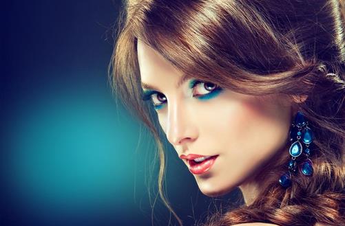 熟女扮美有術！巧刷奶油色腮紅重返20