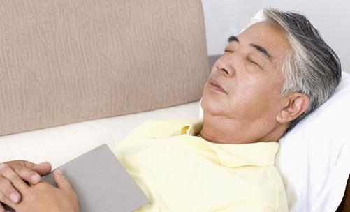 老人睡覺時間長老的更快