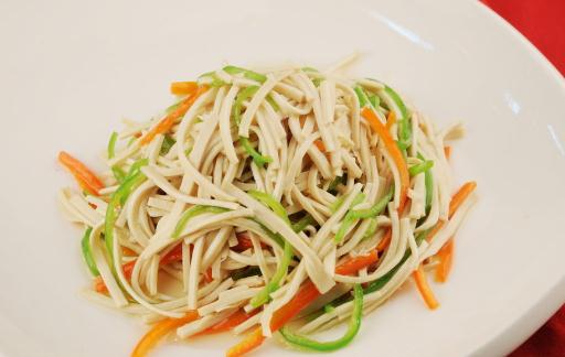 涼拌菜里加點(diǎn)堅(jiān)果更美味