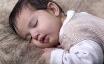 寶寶趴著睡有啥好處？