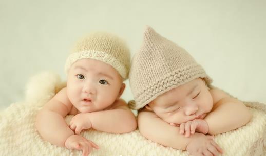 寶寶吐奶是咋回事？寶寶吐奶怎么護理？