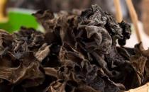 不要再用熱水泡發干木耳 廚師推薦小蘇打和溫水泡發