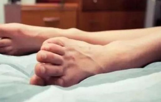 半夜睡覺突然被小腿抽筋疼醒 找到原因做到有效預防