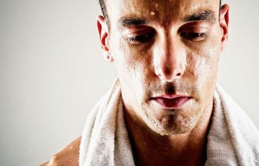 一覺醒來身上都是汗 調(diào)節(jié)環(huán)境溫度與濕度緩解夜汗