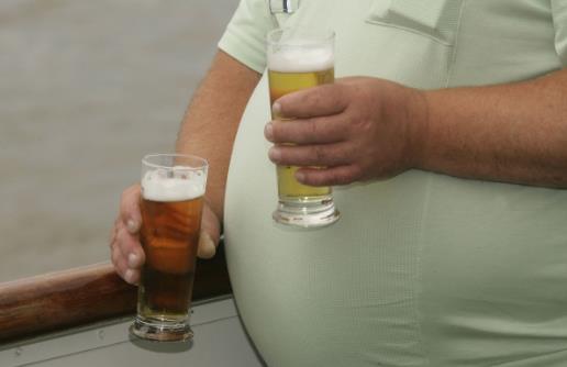 長啤酒肚是否是喝啤酒造成的 消除啤酒肚的五個方法