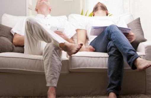 蹺二郎腿的危害大 長期蹺二郎腿易致脊柱側彎