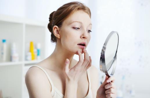 為什么會長唇部皰疹 唇部皰疹怎么治療