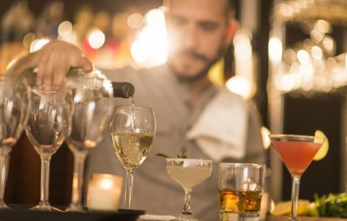 想喝酒時(shí)減少身體的傷害 白酒黃酒溫著喝果盤(pán)必須吃