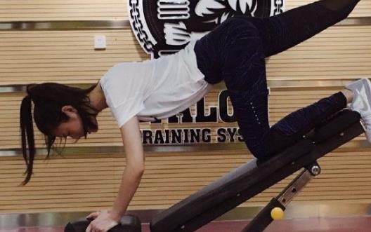 女生練翹臀器械訓練 練臀避免腿部變粗的方法