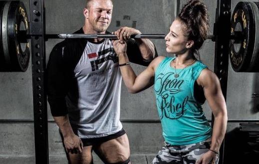 女生練翹臀器械訓練 練臀避免腿部變粗的方法