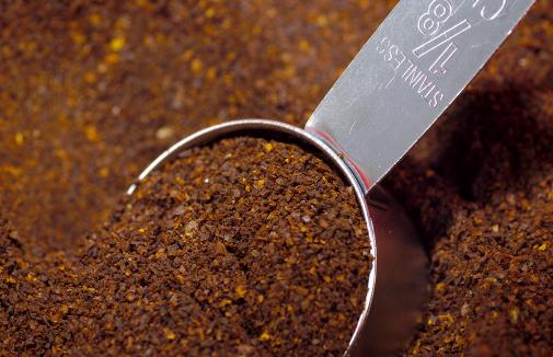 如果你媽也舍不得扔過期食品，那她也許是有科學依據的