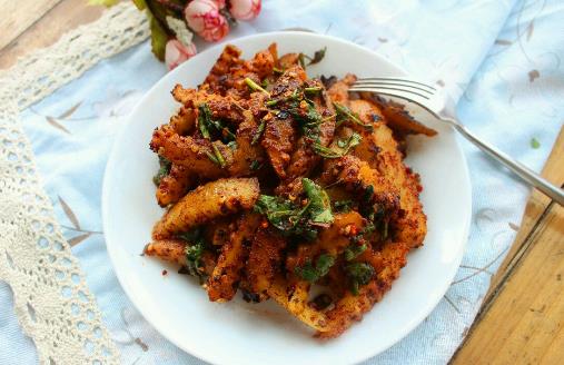 燜煮土豆吃膩了?不妨換這做法嘗嘗,軟爛美味,酸甜可口